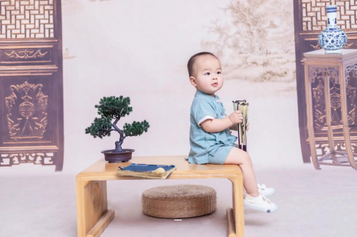 保山宝宝边吃奶边挣扎烦躁